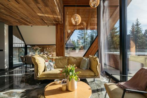 考斯赛力克Landscape Zakopane by LoftAffair的客厅配有沙发和桌子