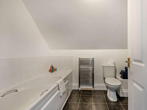 斯特明斯特牛顿3 bed property in Sturminster Newton Dorset RCORN的白色的浴室设有浴缸和卫生间。