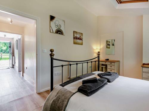 斯特明斯特牛顿3 bed property in Sturminster Newton Dorset RCORN的一间卧室,卧室内配有一张大床