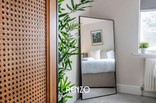 诺丁汉Vibrant 3-bed House in Nottingham by Renzo, Amazing Location, Sleeps 6!的卧室前的镜子,卧室配有一张床