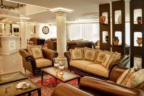 曼杜里亚BHB Hotel的带沙发和桌子的客厅