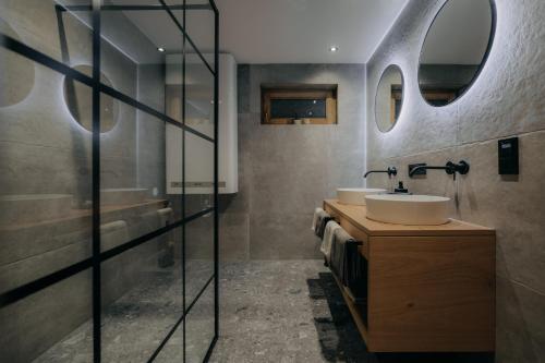卡顿巴赫Appartement Auszeit KERSCHDORFER的浴室设有2个水槽和2面镜子