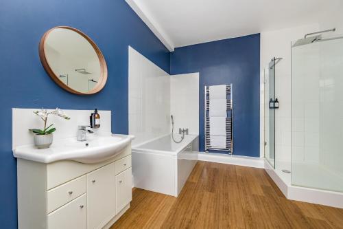 HurstpierpointAscot House Apartment的浴室设有白色水槽和镜子