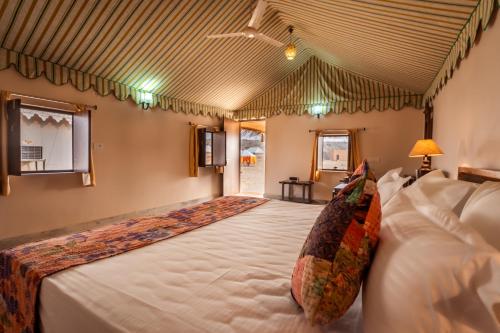 斋沙默尔Desert Vista Camp的一间卧室,卧室内配有一张大床