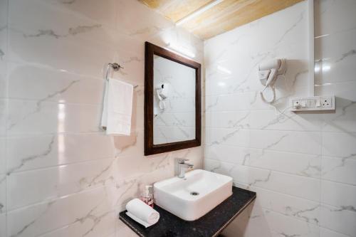 斋沙默尔Desert Vista Camp的白色的浴室设有水槽和镜子