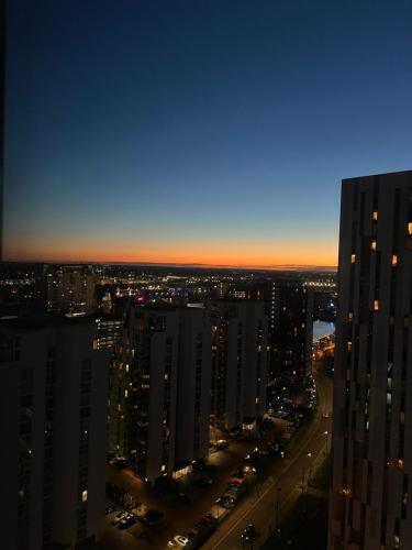 曼彻斯特Luxury Apartment near Media City的享有夜间城市景观和建筑