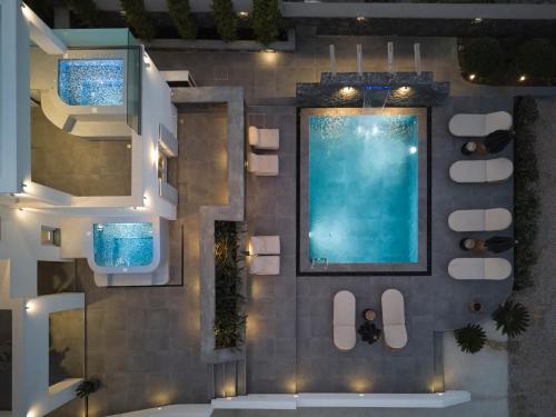 梅萨雷亚EPICENTER LUXURY RESIDENCE的享有带游泳池的别墅的顶部景致