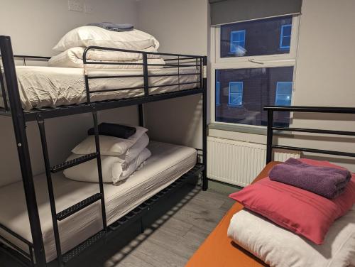 伦敦Hostel Rooms In Camden的客房设有两张双层床和一扇窗户。