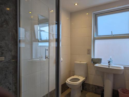 伦敦Hostel Rooms In Camden的浴室配有卫生间、盥洗盆和淋浴。