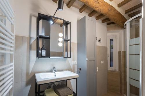 佩鲁贾MaRì Modern Flat - Nel cuore verde di Perugia - Posto Auto的一间带水槽和镜子的浴室