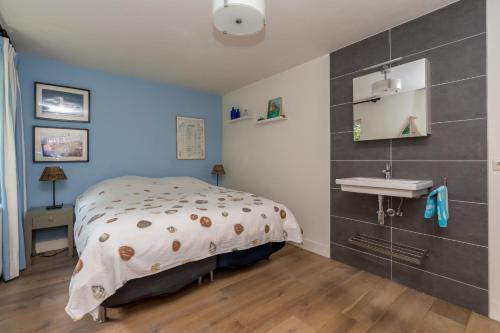 雷讷瑟Zoomgronden Renesse的一间卧室配有一张床和一个水槽