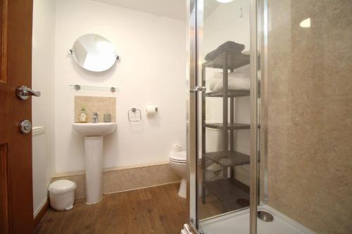 彼得伯勒Countryside Lodge的带淋浴、卫生间和盥洗盆的浴室