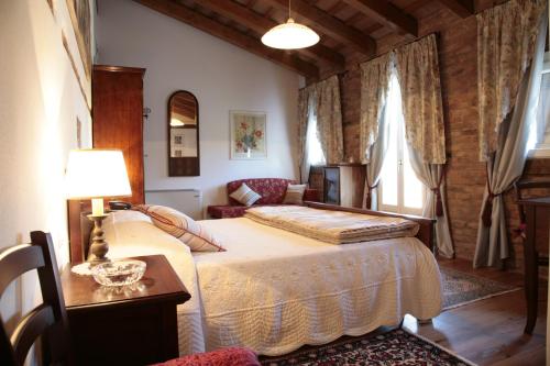 博沃伦塔卡萨乡村别墅酒店的一间卧室配有一张床和一张带台灯的桌子
