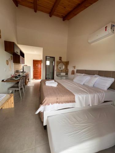 圣米格尔-杜戈斯托苏Flor de Cacto Beach Home的一间带两张床的大卧室和一间厨房
