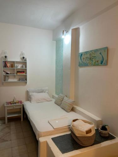 伊奥斯乔拉Studio Filareti的一间小卧室,房间内设有一张白色的床