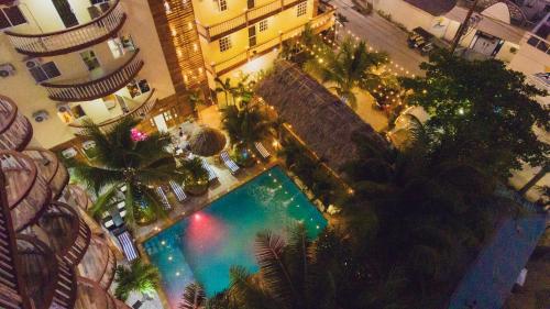 圣佩德罗Tropical Palace Hotel的大楼游泳池的顶部景色