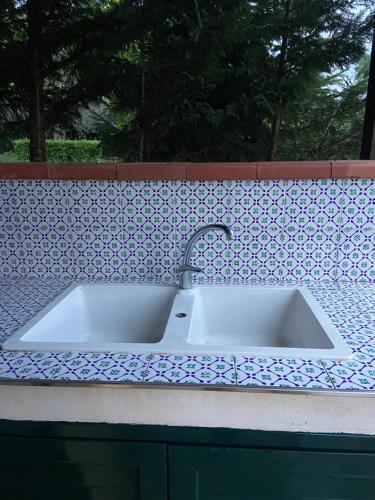 切法卢Villa al Presti, Vacanze in pieno relax的墙上的柜台上的白色水槽