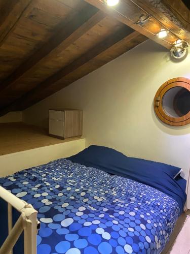 切法卢Villa al Presti, Vacanze in pieno relax的一间卧室配有蓝色和白色床单