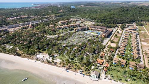 普拉亚多斯卡内罗斯Eco Resort - Praia dos Carneiros的海滩旁的度假胜地的空中景致
