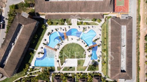 普拉亚多斯卡内罗斯Eco Resort - Praia dos Carneiros - Ao lado da Igrejinha的享有度假村游泳池的顶部景致