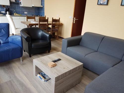 维斯可可Apartment Resort de Vlasschure by Interhome的带沙发和咖啡桌的客厅