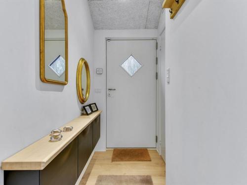 诺德堡Holiday Home Lika - 25m to the inlet in SE Jutland by Interhome的一间带水槽和镜子的浴室