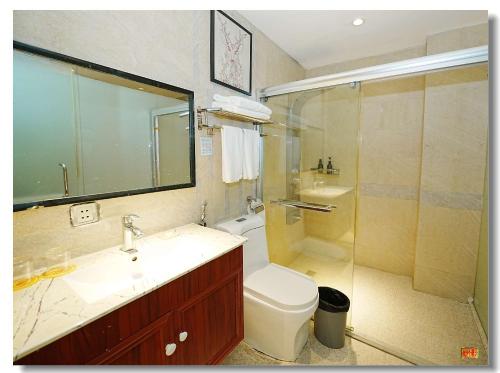 马尼拉pristine848的浴室配有卫生间、盥洗盆和淋浴。