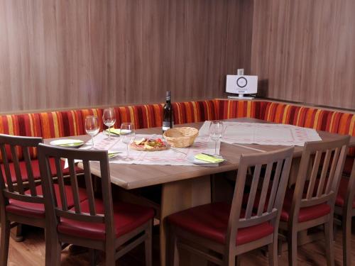 希帕赫Holiday Home Pfundshof by Interhome的酒杯桌子和一盘食物