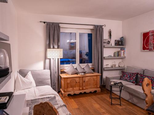 圣莫里茨Apartment Chesa Sonnalpine B 55 by Interhome的客厅配有沙发和桌子