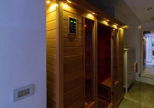 米兰[Moscova - Garibaldi] Lusso, Sauna e Idromassaggio的灯光客房内的步入式淋浴间