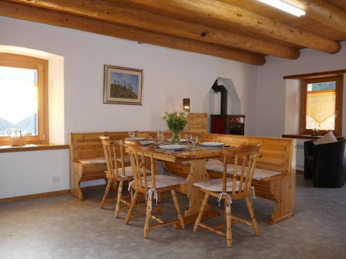 Campo BlenioHoliday Home Rustico Orsaira by Interhome的一间带木桌和椅子的用餐室