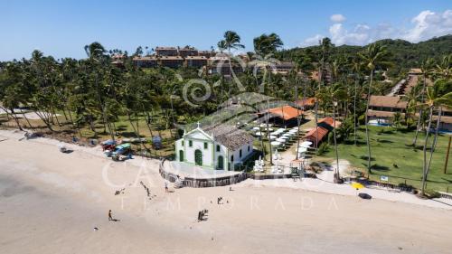 普拉亚多斯卡内罗斯Eco Resort - Pé na areia da Praia dos Carneiros的海滩上房屋的空中景致