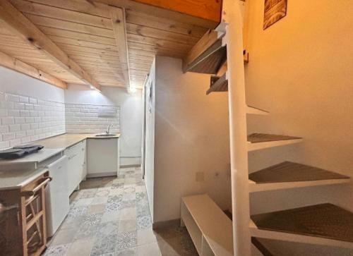 圣克鲁斯-德特内里费La caravana的一间位于客房中间的带楼梯的厨房
