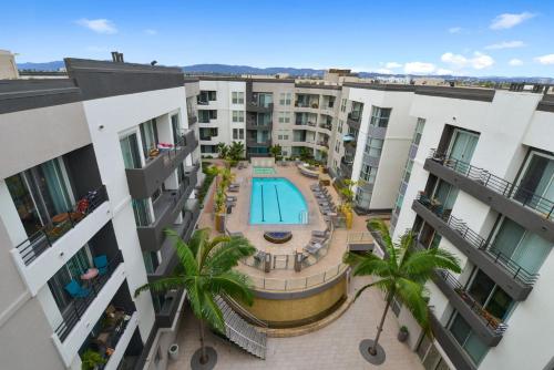 洛杉矶MDR Studio Apartment Luxury pool, gym, parking, jacuzzi.的享有公寓大楼的顶部景致,设有游泳池
