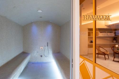 巴黎阿斯托利亚阿斯特拉奥佩拉酒店的一间位于客房角落的带浴缸的客房