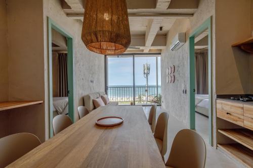卡塔赫纳Bondo Estudio的用餐室配有大型木桌和椅子