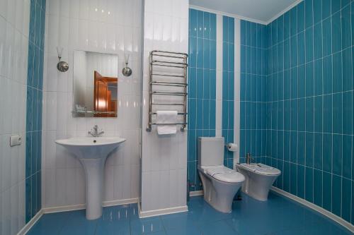 切尔卡瑟Cherkasy Palace的浴室配有盥洗盆、卫生间和盥洗盆。