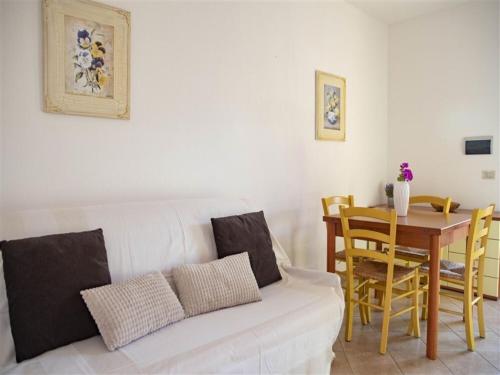 特里尼达古图Apartment Tanca Torre 60P by Interhome的客厅配有白色的沙发和桌子