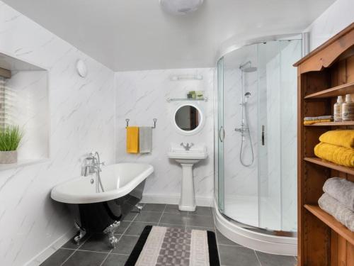Mawbray2 bed property in Mawbray Cumbria SZ214的白色的浴室设有水槽和淋浴。