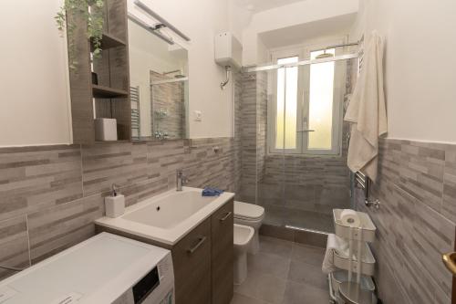 钱皮诺[ROME 15min]Modern Accommodation, Airport,Station,LinkHouseCiampino的一间带水槽和卫生间的浴室