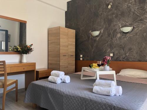 斯基亚索斯镇Central Guest House Skiathos的一间卧室配有带毛巾的床