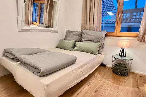 莱茵河畔凯尔Modernes Mini-Apartment in Kehl Kork的一张位于带窗户的房间的床