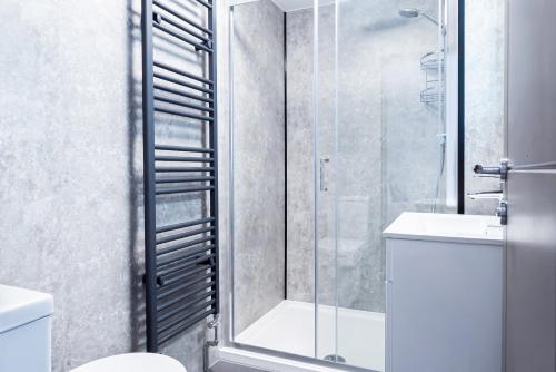 南安普敦Executive 8beds 3bath Contractors Welcome Parking的带淋浴、卫生间和盥洗盆的浴室
