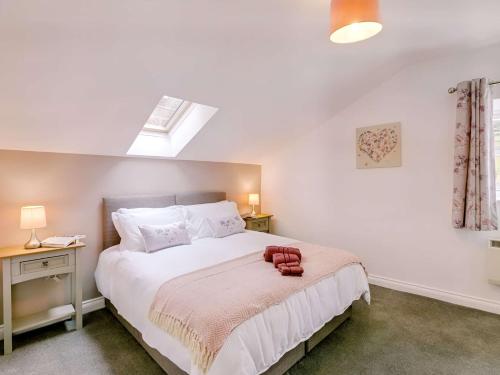 霍姆弗斯1 Bed in Holmfirth 88554的卧室配有一张大白色床和窗户