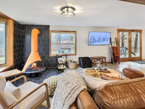 埃利科特维尔Maples Retreat - 2 Acres - Fireplace的带沙发和壁炉的客厅