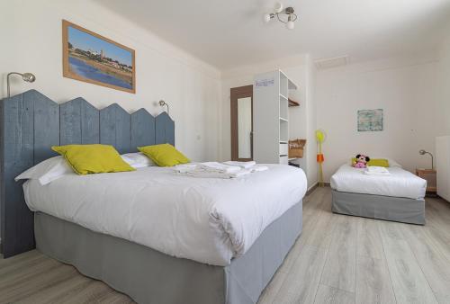 诺亚芒提亚埃斯佩兰萨的一间卧室配有两张大床,提供黄色枕头