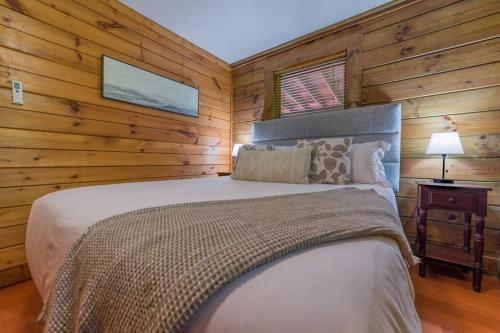 鸽子谷Couples Getaway Cabin near National Park w Hot Tub的小木屋内一间卧室,配有一张大床
