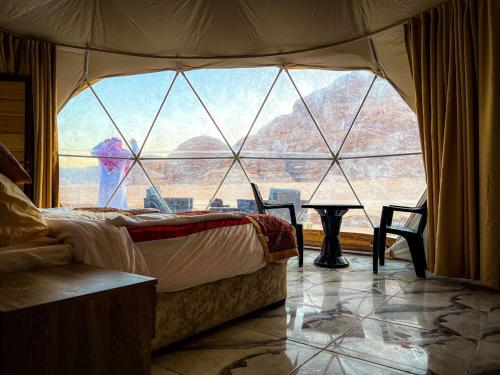 DisahLuxury tent camp的一张位于带大窗户的房间内的床铺