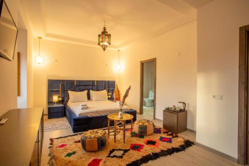 马拉喀什Riad Kenza的一间卧室配有一张床、一张桌子和一张地毯。