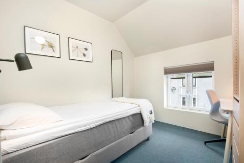 斯塔万格Central Guest House - Bedroom with en suite Bathroom的一间卧室设有一张床和一个窗口